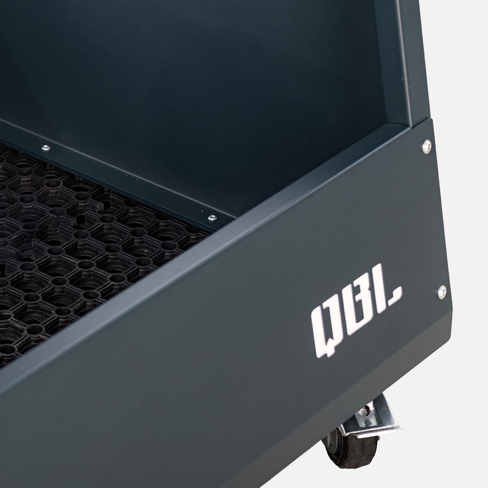 Safe transport of ski equipment